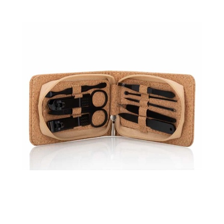 Een set van 9 cosmetische accessoires voor manicure , pedicure en wenkbrauwvormgeving in een kurken etui